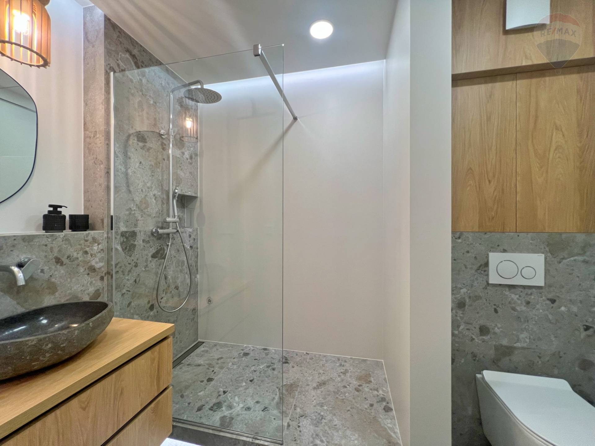 Prenájom bytu (2 izbový) 45 m2, Bojnice  -  Prenájom exkluzívneho 2 izbového bytu s veľkou terasou, záhradkou a parkovacím miestom v Bojniciach