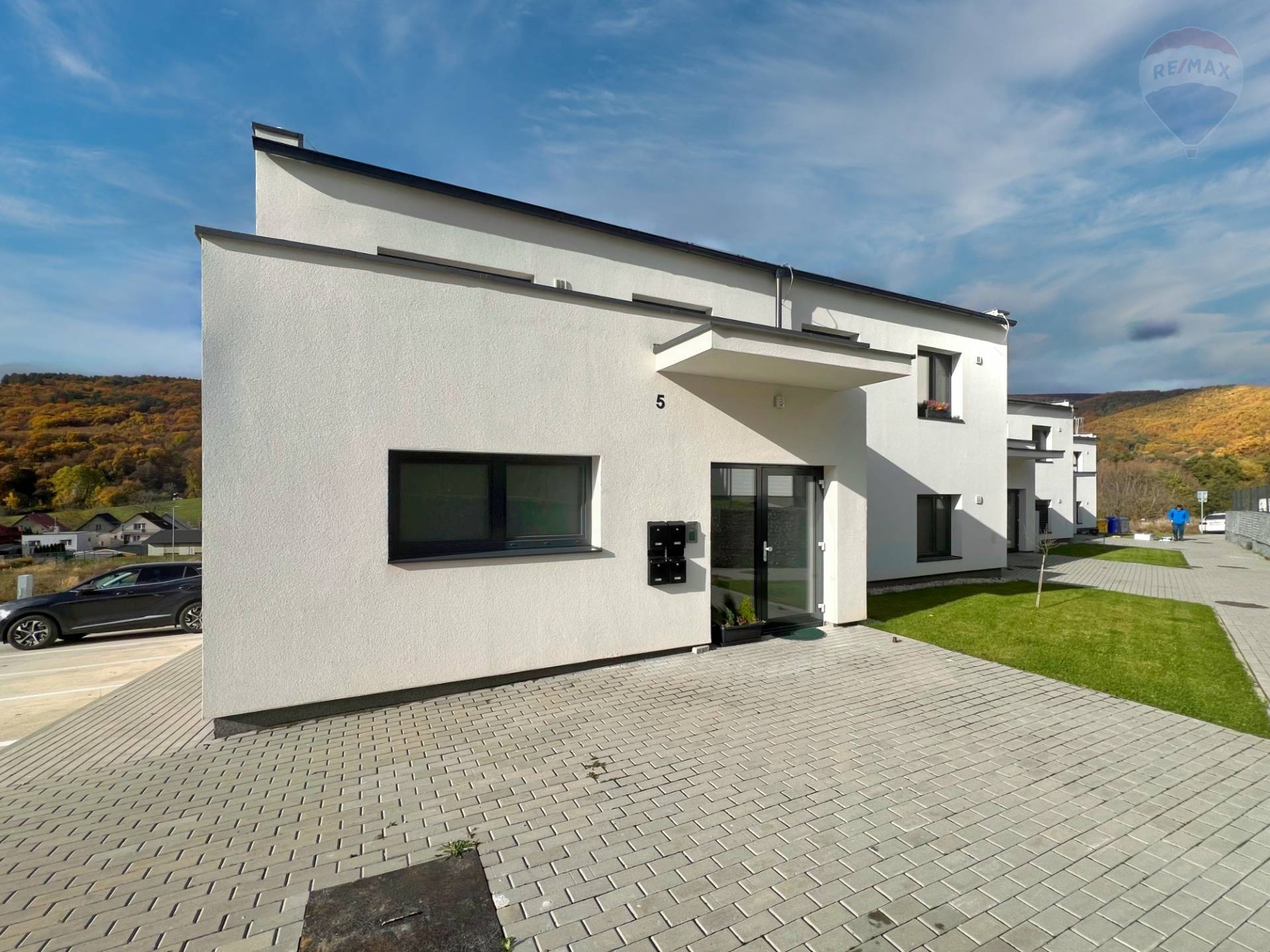 Prenájom bytu (2 izbový) 45 m2, Bojnice  -  Prenájom exkluzívneho 2 izbového bytu s veľkou terasou, záhradkou a parkovacím miestom v Bojniciach