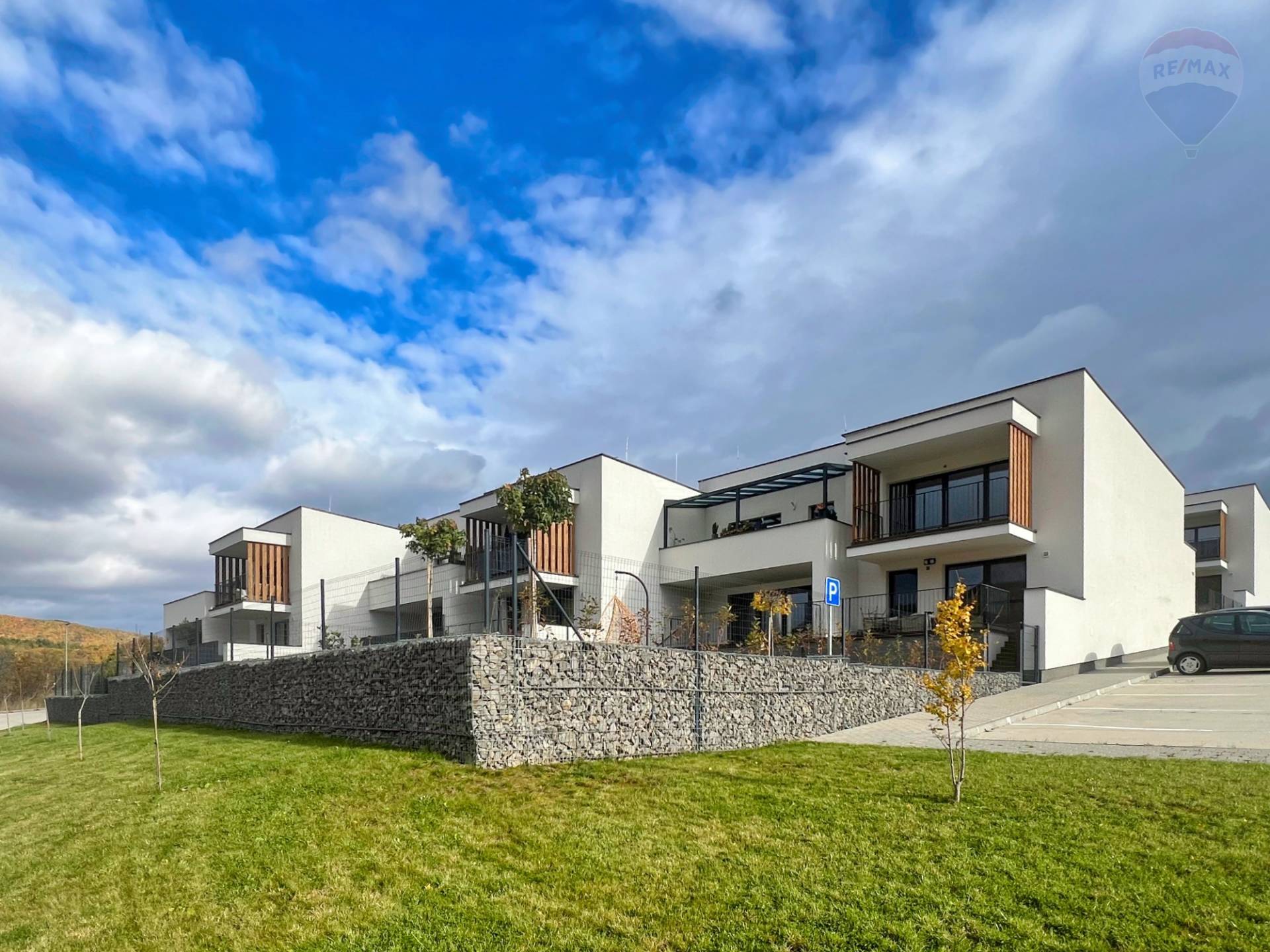 Prenájom bytu (2 izbový) 45 m2, Bojnice  -  Prenájom exkluzívneho 2 izbového bytu s veľkou terasou, záhradkou a parkovacím miestom v Bojniciach