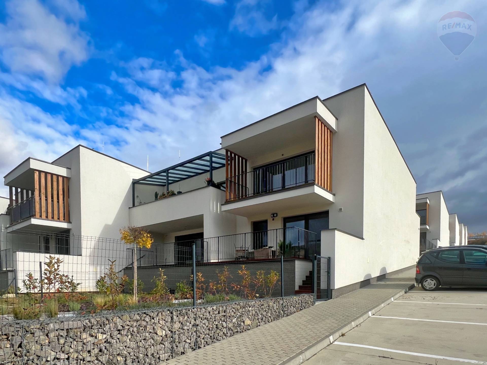 Prenájom bytu (2 izbový) 45 m2, Bojnice  -  Prenájom exkluzívneho 2 izbového bytu s veľkou terasou, záhradkou a parkovacím miestom v Bojniciach