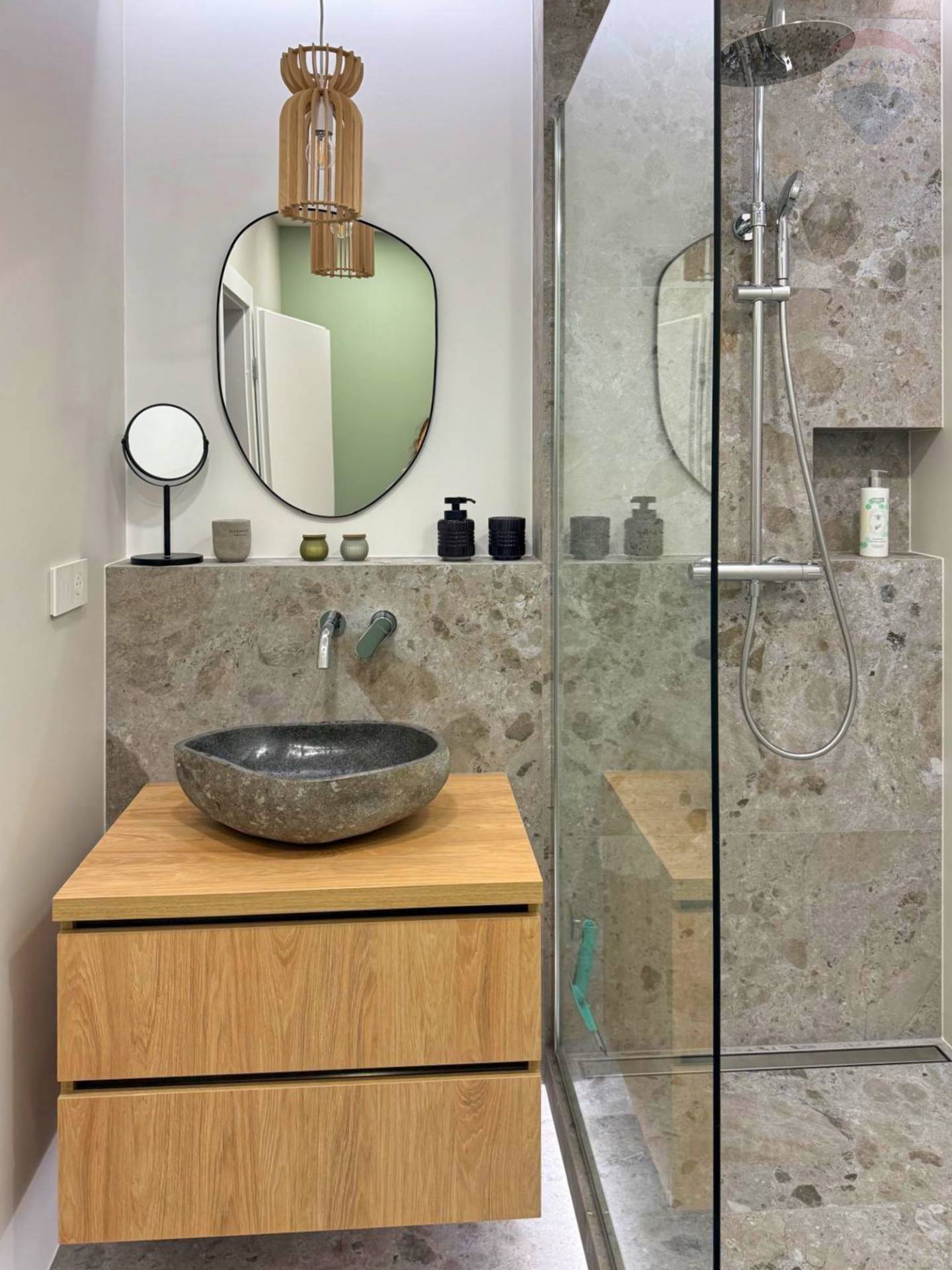 Prenájom bytu (2 izbový) 45 m2, Bojnice  -  Prenájom exkluzívneho 2 izbového bytu s veľkou terasou, záhradkou a parkovacím miestom v Bojniciach