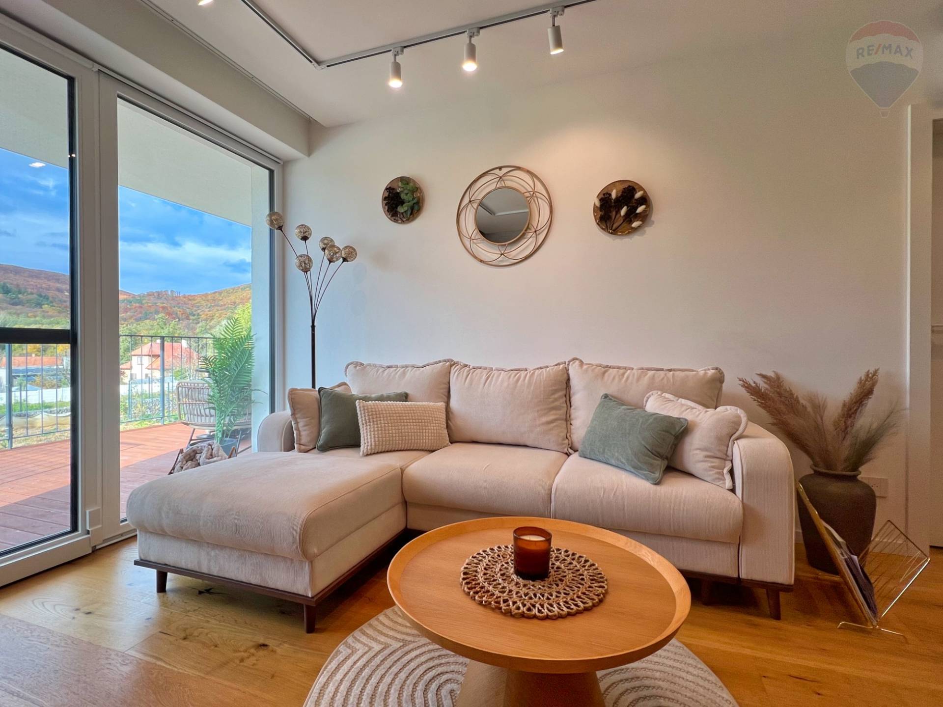 Prenájom bytu (2 izbový) 45 m2, Bojnice  -  Prenájom exkluzívneho 2 izbového bytu s veľkou terasou, záhradkou a parkovacím miestom v Bojniciach