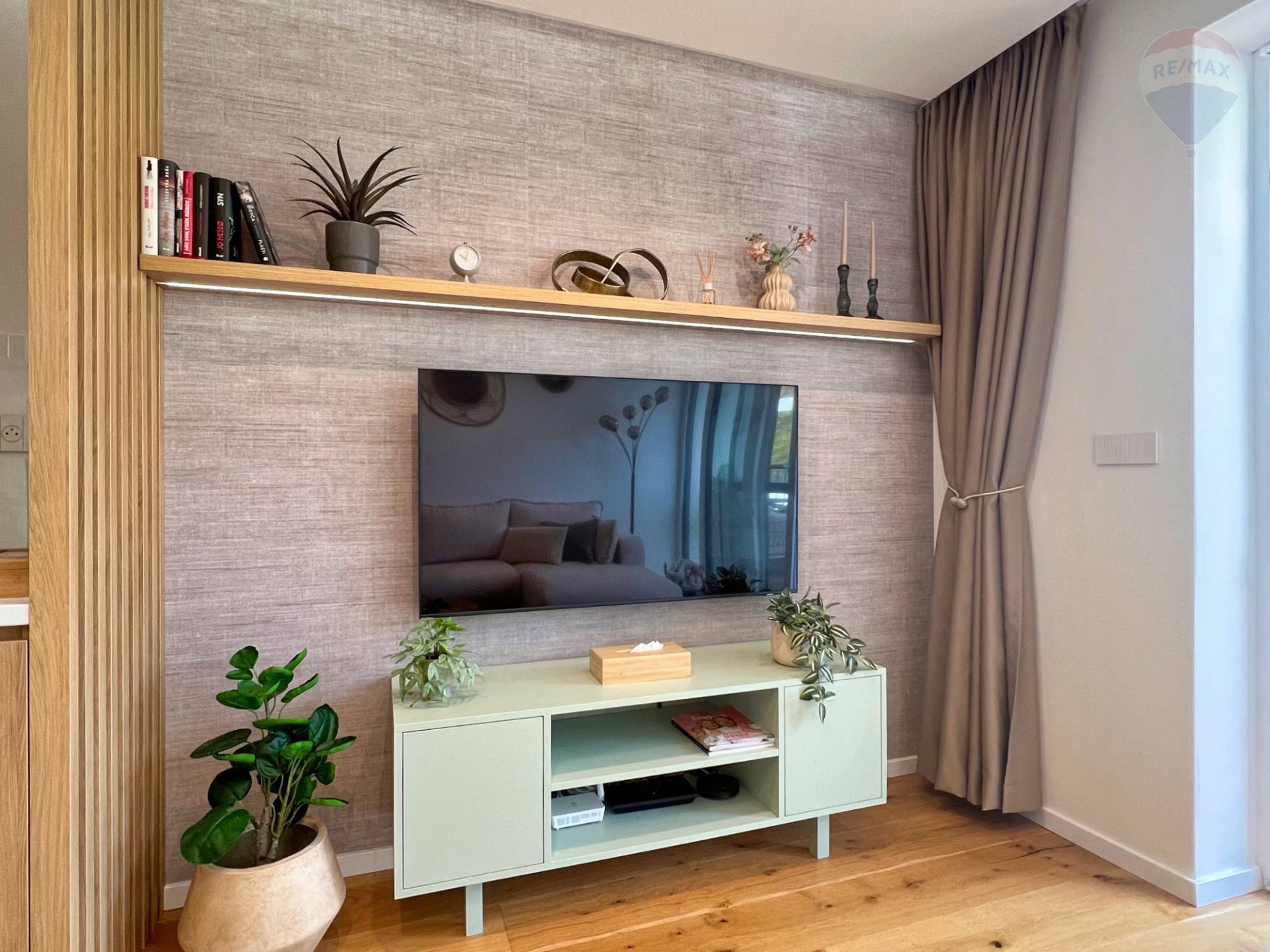 Prenájom bytu (2 izbový) 45 m2, Bojnice  -  Prenájom exkluzívneho 2 izbového bytu s veľkou terasou, záhradkou a parkovacím miestom v Bojniciach