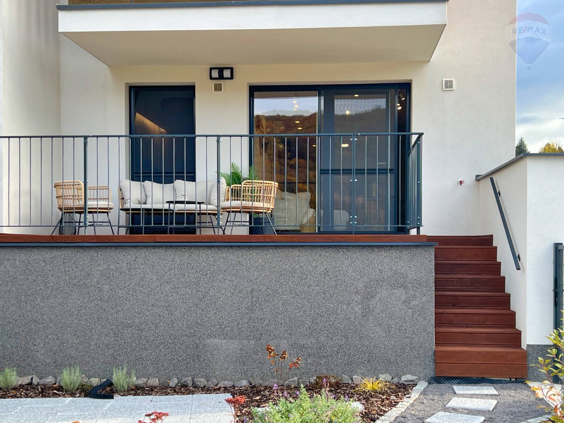 Prenájom bytu (2 izbový) 45 m2, Bojnice  -  Prenájom exkluzívneho 2 izbového bytu s veľkou terasou, záhradkou a parkovacím miestom v Bojniciach