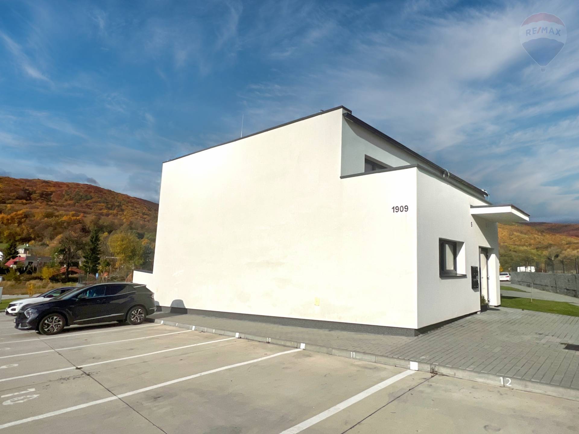 Prenájom bytu (2 izbový) 45 m2, Bojnice  -  Prenájom exkluzívneho 2 izbového bytu s veľkou terasou, záhradkou a parkovacím miestom v Bojniciach