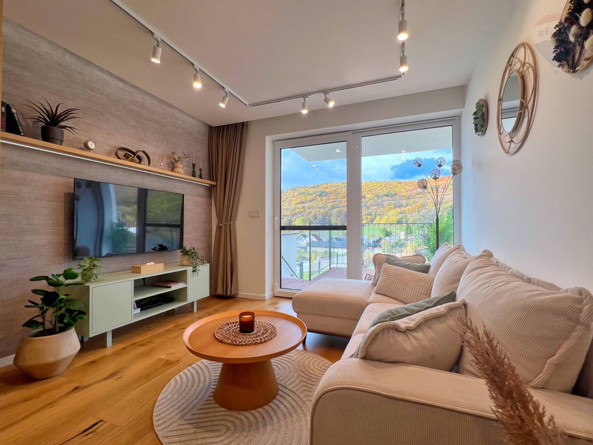 Prenájom bytu (2 izbový) 45 m2, Bojnice  -  Prenájom exkluzívneho 2 izbového bytu s veľkou terasou, záhradkou a parkovacím miestom v Bojniciach