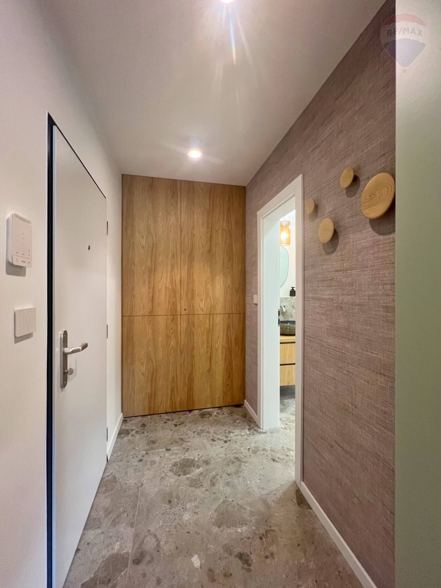 Prenájom bytu (2 izbový) 45 m2, Bojnice  -  Prenájom exkluzívneho 2 izbového bytu s veľkou terasou, záhradkou a parkovacím miestom v Bojniciach