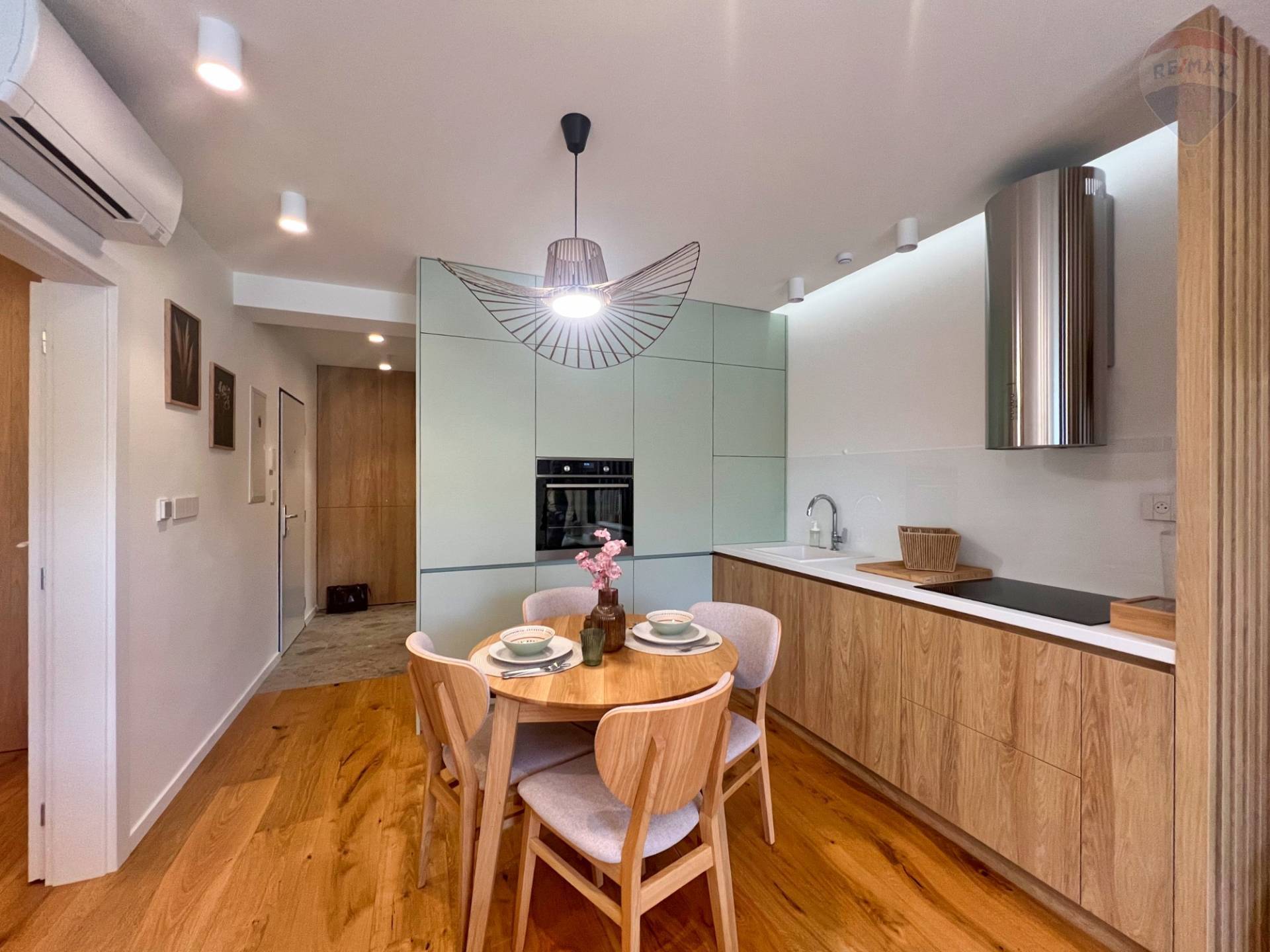 Prenájom bytu (2 izbový) 45 m2, Bojnice  -  Prenájom exkluzívneho 2 izbového bytu s veľkou terasou, záhradkou a parkovacím miestom v Bojniciach