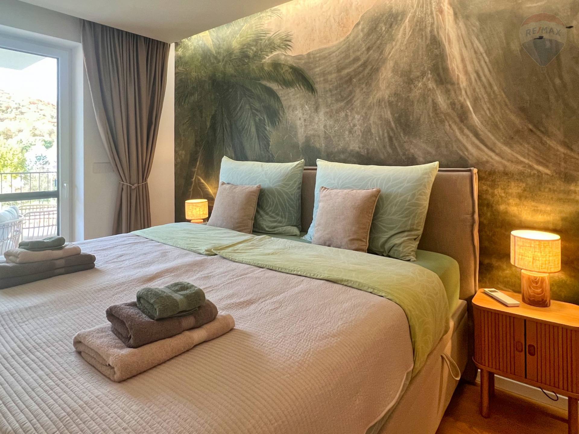 Prenájom bytu (2 izbový) 45 m2, Bojnice  -  Prenájom exkluzívneho 2 izbového bytu s veľkou terasou, záhradkou a parkovacím miestom v Bojniciach