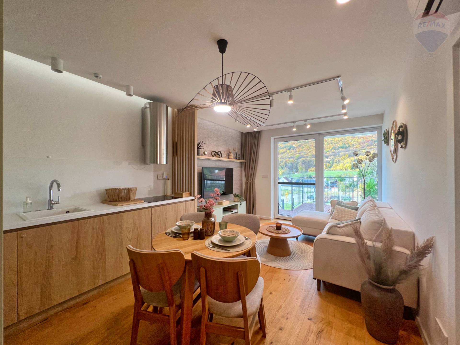 Prenájom bytu (2 izbový) 45 m2, Bojnice  -  Prenájom exkluzívneho 2 izbového bytu s veľkou terasou, záhradkou a parkovacím miestom v Bojniciach