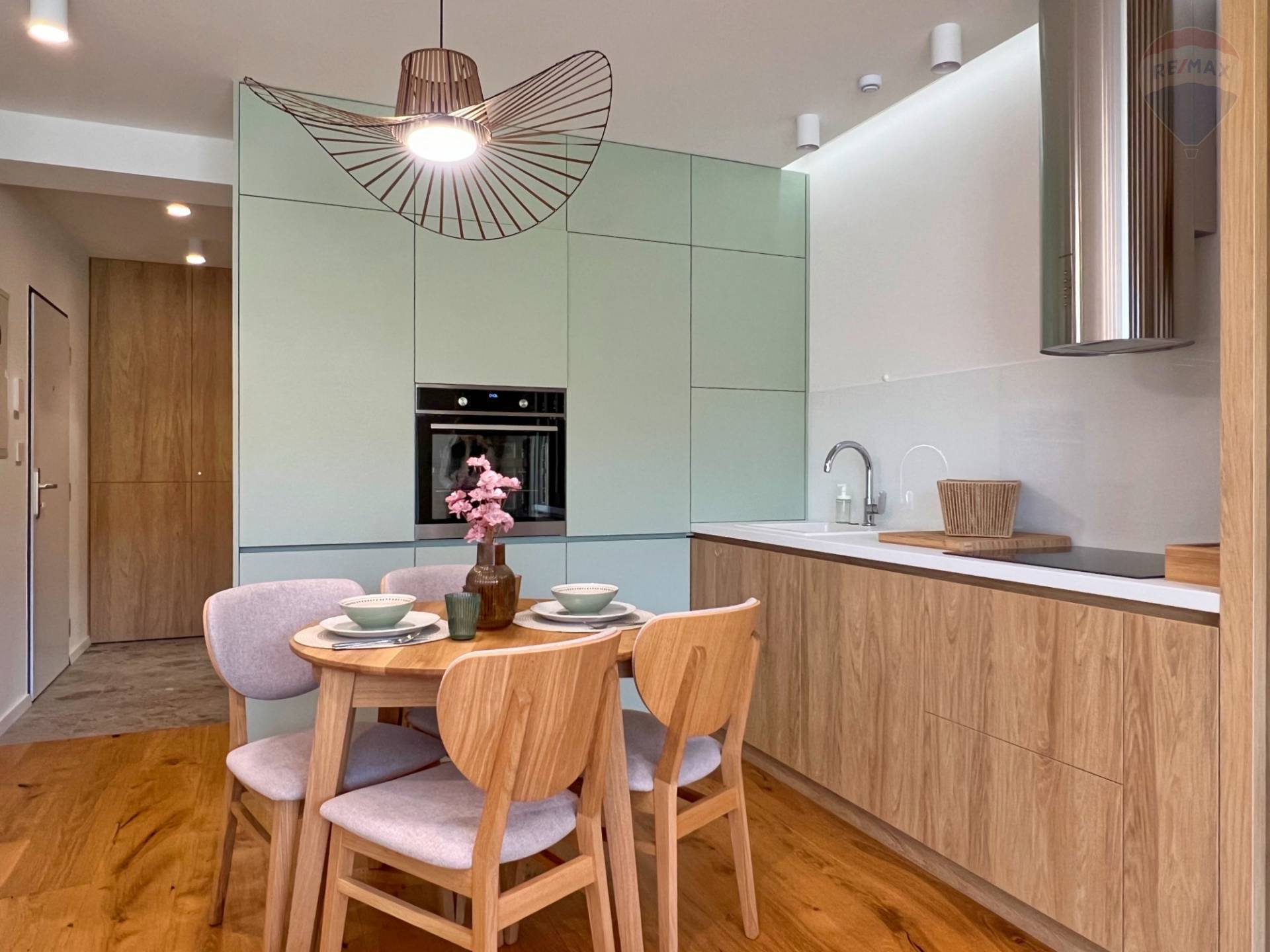 Prenájom bytu (2 izbový) 45 m2, Bojnice  -  Prenájom exkluzívneho 2 izbového bytu s veľkou terasou, záhradkou a parkovacím miestom v Bojniciach