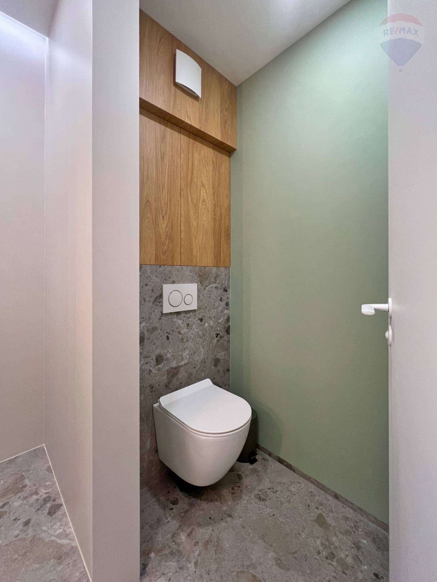 Prenájom bytu (2 izbový) 45 m2, Bojnice  -  Prenájom exkluzívneho 2 izbového bytu s veľkou terasou, záhradkou a parkovacím miestom v Bojniciach