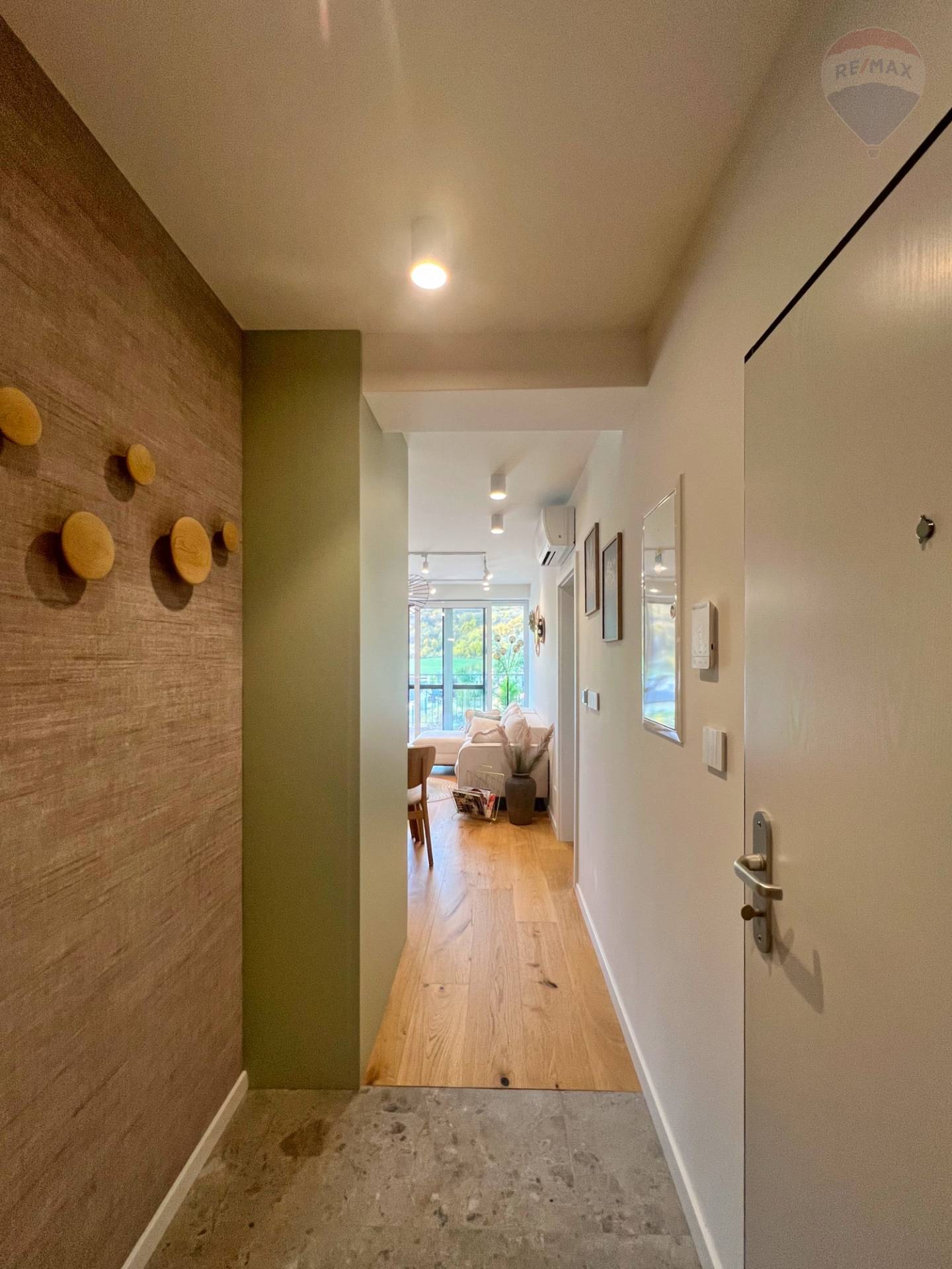 Prenájom bytu (2 izbový) 45 m2, Bojnice  -  Prenájom exkluzívneho 2 izbového bytu s veľkou terasou, záhradkou a parkovacím miestom v Bojniciach