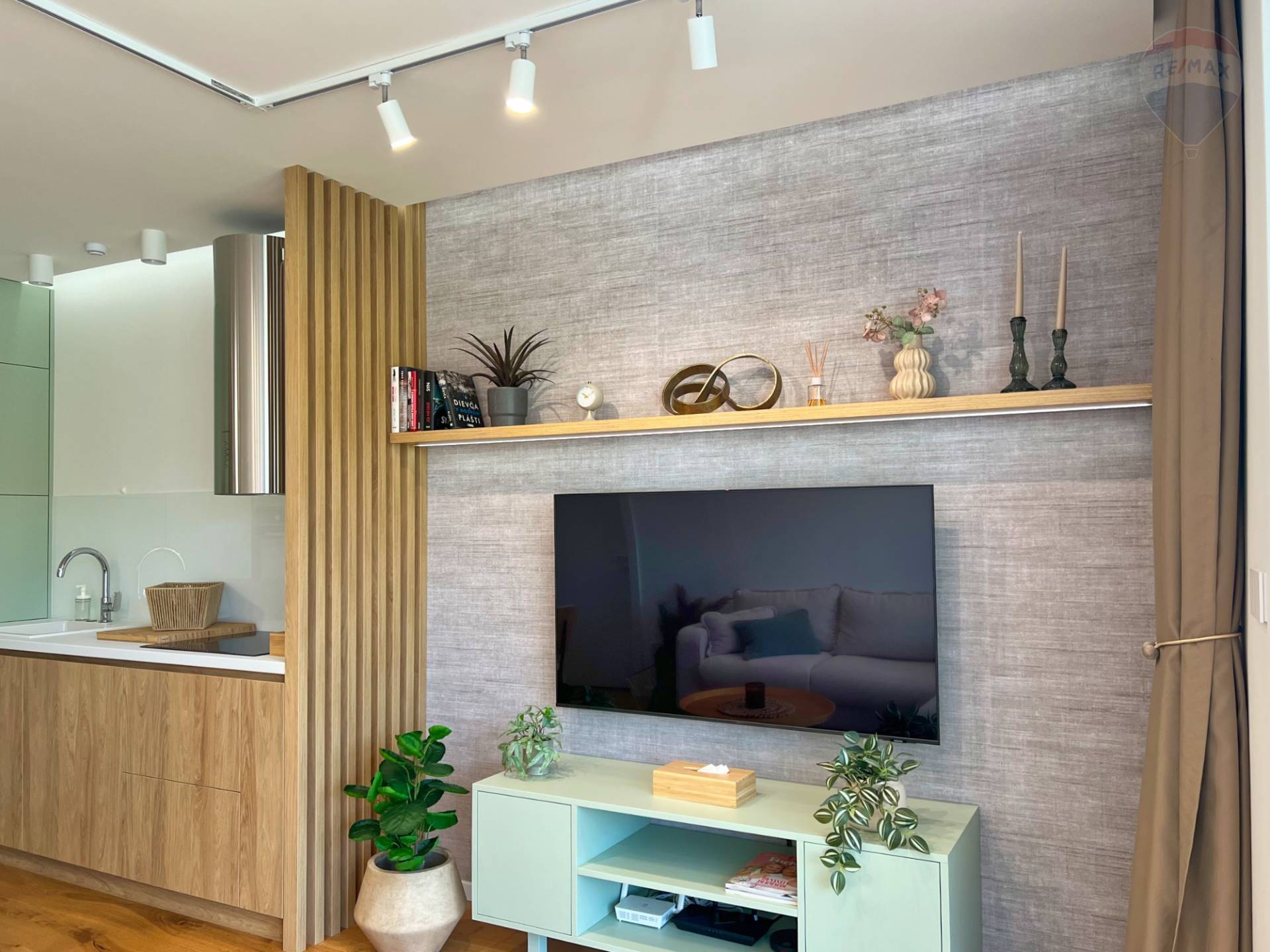 Prenájom bytu (2 izbový) 45 m2, Bojnice  -  Prenájom exkluzívneho 2 izbového bytu s veľkou terasou, záhradkou a parkovacím miestom v Bojniciach