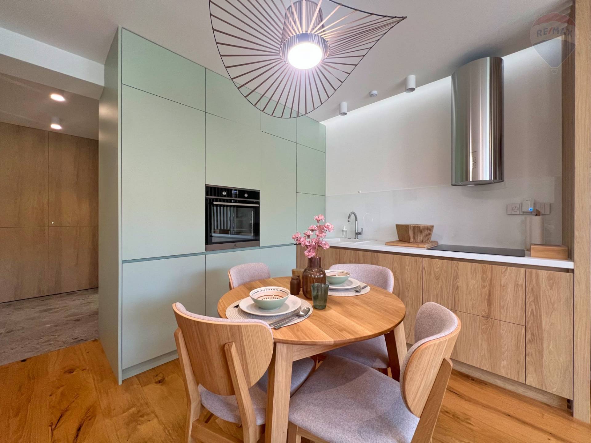 Prenájom bytu (2 izbový) 45 m2, Bojnice  -  Prenájom exkluzívneho 2 izbového bytu s veľkou terasou, záhradkou a parkovacím miestom v Bojniciach