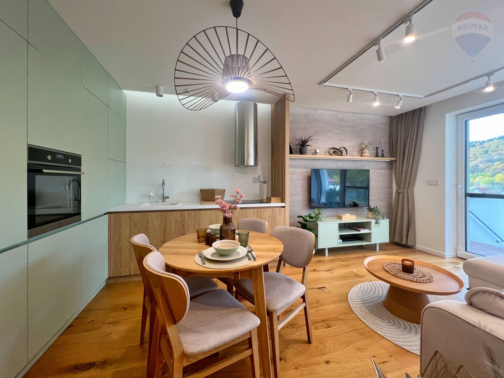 Prenájom bytu (2 izbový) 45 m2, Bojnice  -  Prenájom exkluzívneho 2 izbového bytu s veľkou terasou, záhradkou a parkovacím miestom v Bojniciach