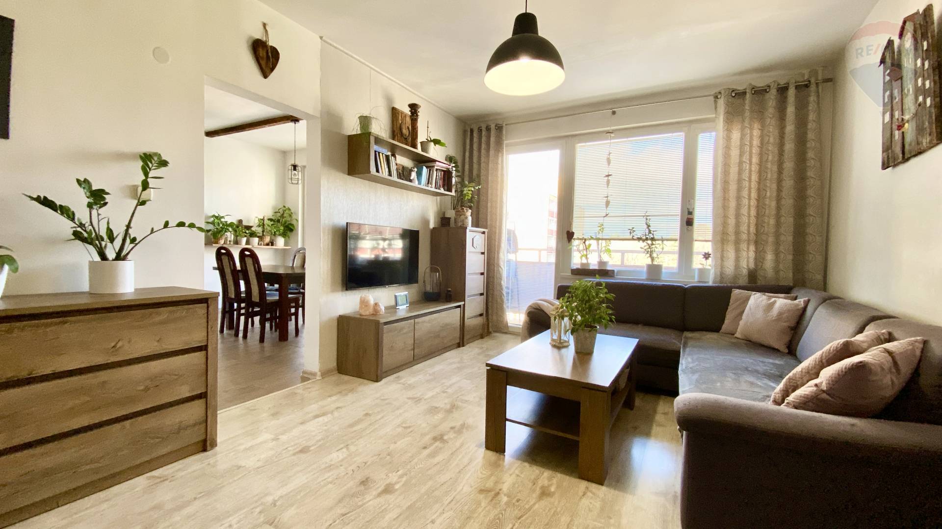 BÝVANIE BEZ KOMPROMISOV: 2-IZBOVÝ (63 m2) KLENOT S ERGONOMICKÝM DIZAJNOM A TICHOU POLOHOU PRIEVIDZA