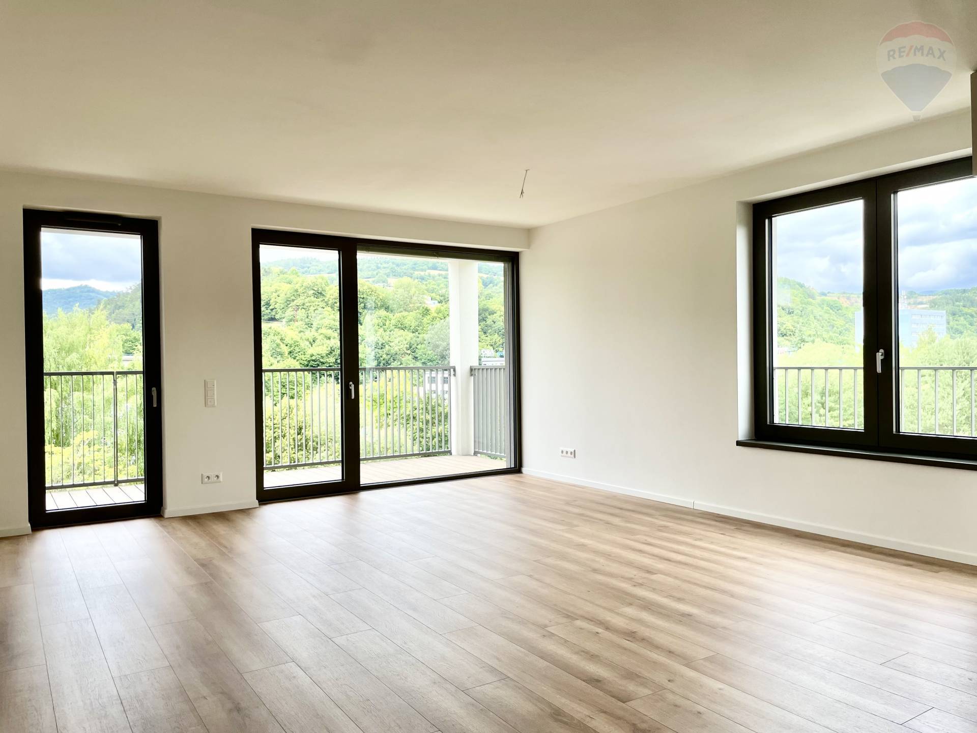 Na prenájom: Moderný 3-izbový byt s klimatizáciou, priestranným balkónom a parkovaním 