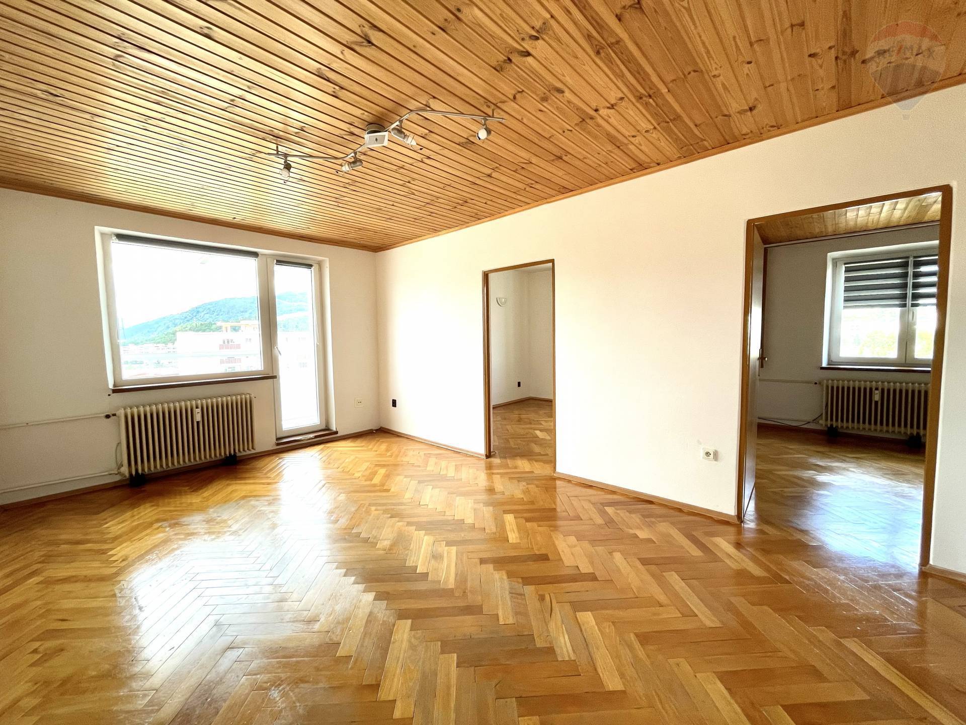 Na predaj: 3-izbový byt s krásnym výhľadom a príjemným okolím – Brezno.