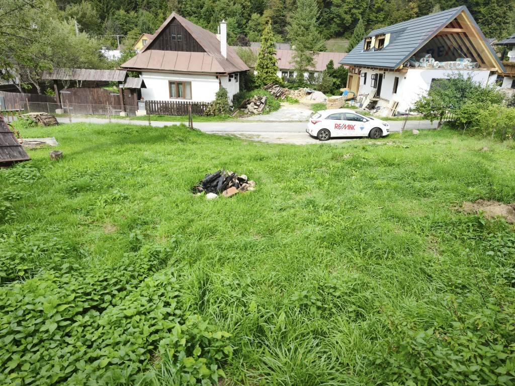 Na predaj stavebný pozemok 741 m² v Mýte pod Ďumbierom – v tichej lokalite, v existujúcej zástavbe