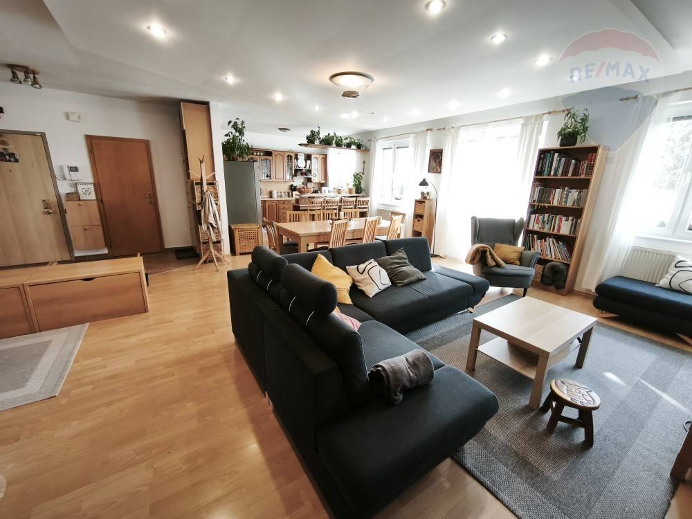 Veľkometrážny 4-izbový byt 126 m2 s predzáhradkou 70 m2 a garážou 25 m2 v uzavretom komplexe