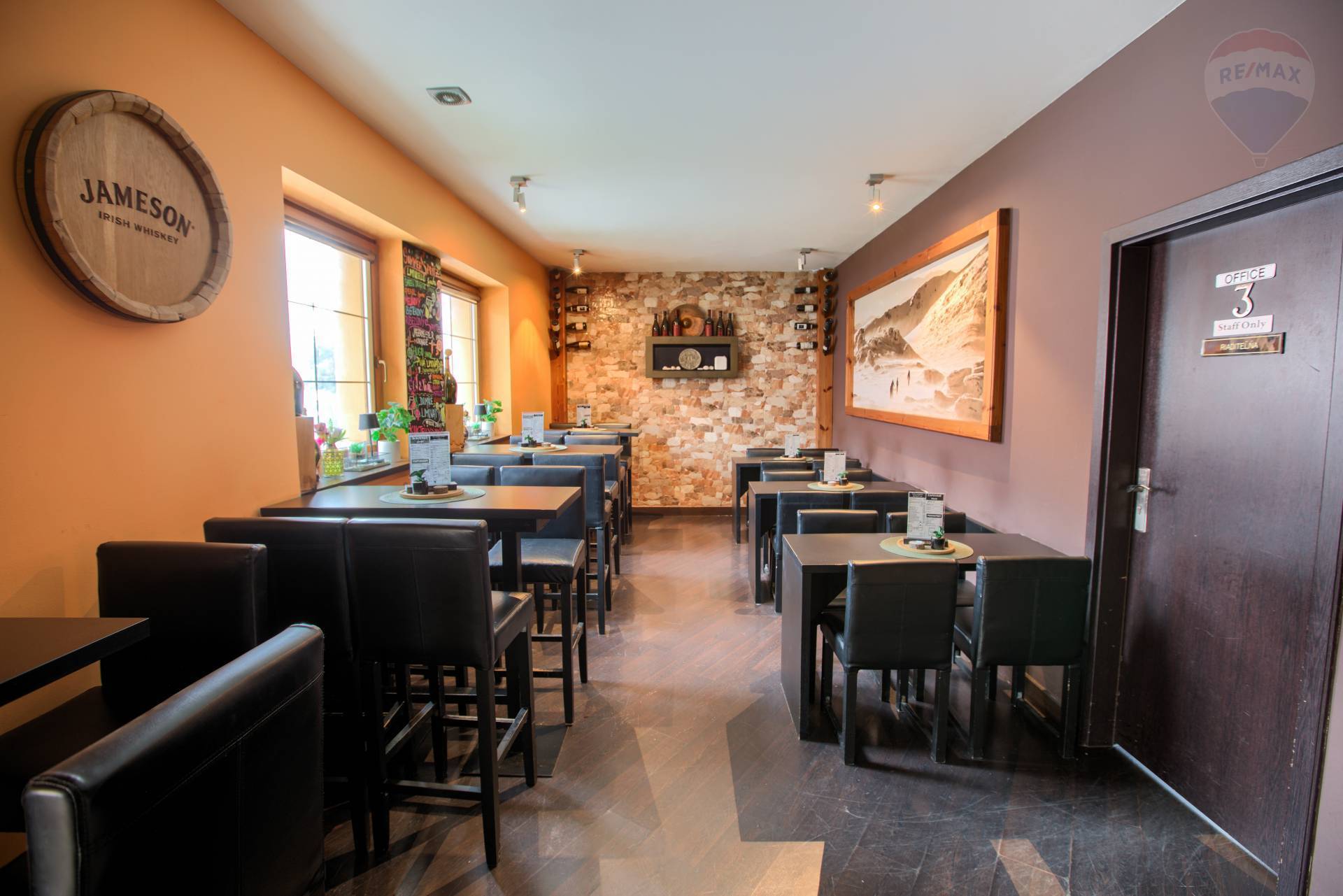 Na predaj:Odstúpenie zabehnutej prevádzky – bar/kaviareň Trojka, pri OC Point 