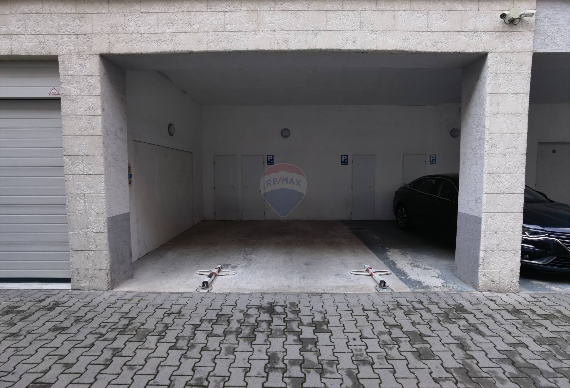 =RE/MAX= Na prenájom 2 garážové miesta v stráženej pasáži, centrum,