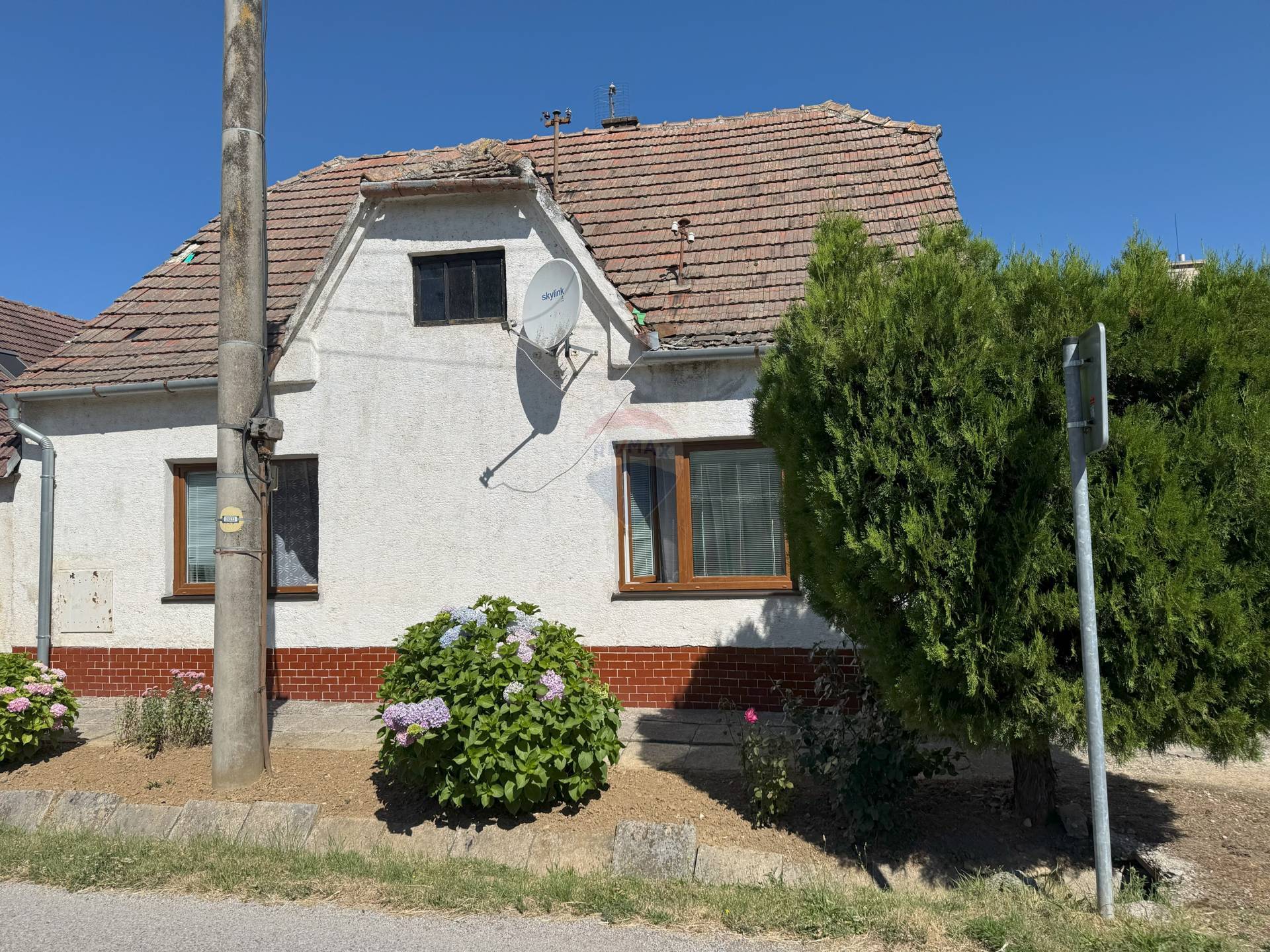 REMAX ponúka na predaj 5 izb. rodinný dom na vedľajšej ulici v Šelpiciach len 5 km od mesta Trnava.