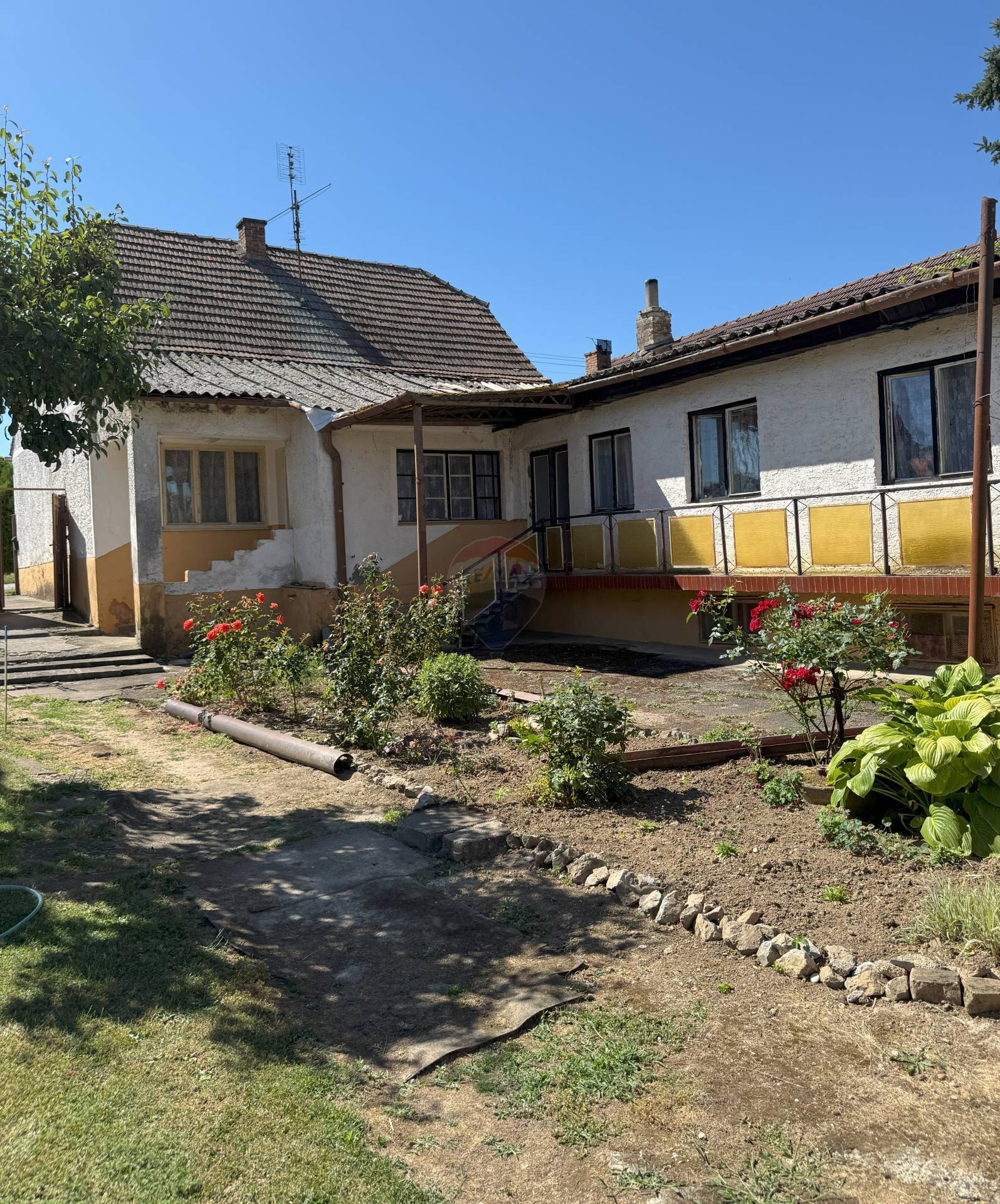 REMAX ponúka na predaj 5 izb. rodinný dom na vedľajšej ulici v Šelpiciach len 5 km od mesta Trnava.