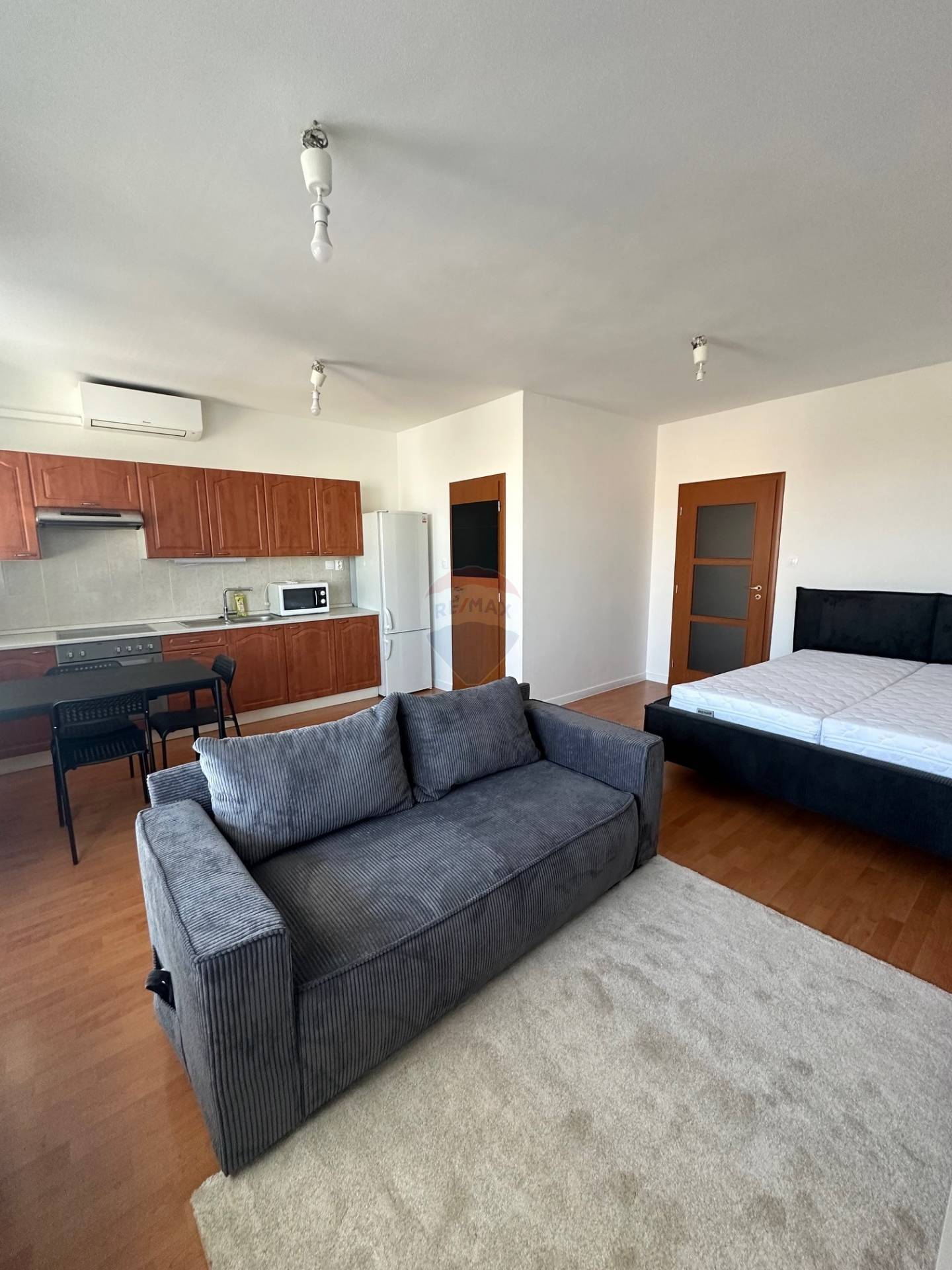 Na prenájom klimatizovaný 1 izbový byt s balkónom 