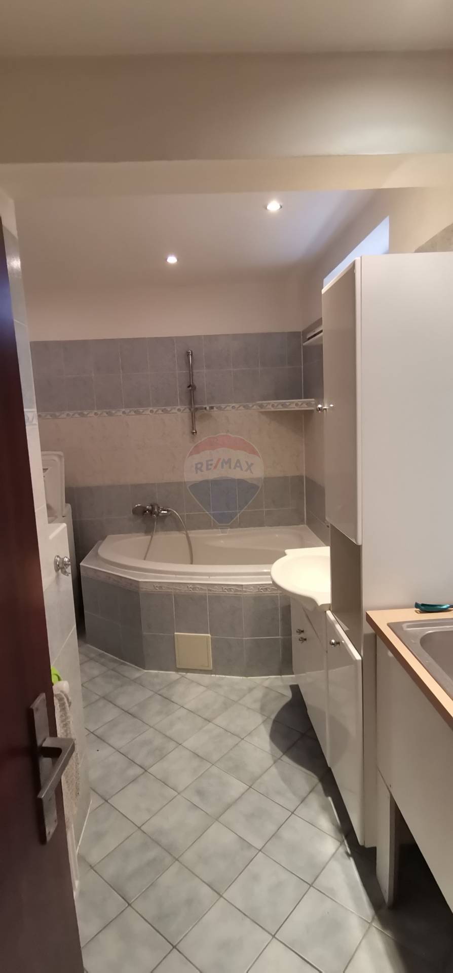 REMAX ponúka dlhodobé ubytovanie a prenájom  v 2 izbovom apartmáne v Šintave 