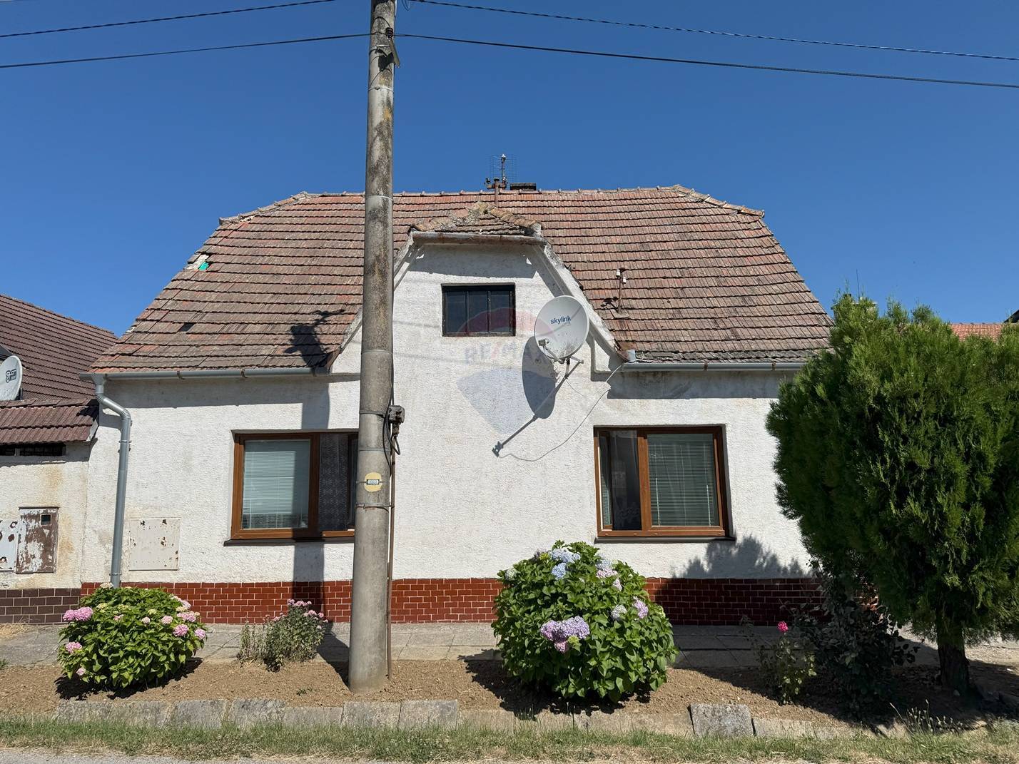 REMAX ponúka na predaj 5 izb. rodinný dom na vedľajšej ulici v Šelpiciach len 5 km od mesta Trnava.