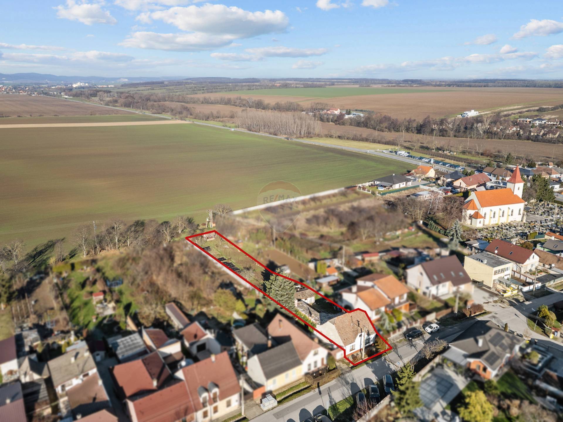 REMAX ponúka na predaj 5 izb. rodinný dom na vedľajšej ulici v Šelpiciach len 5 km od mesta Trnava.