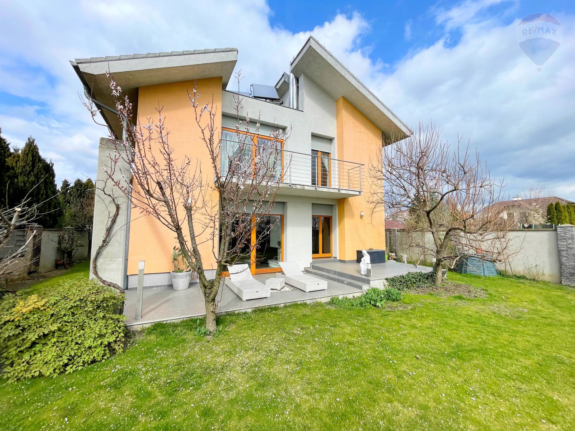 Predaj veľký rodinny 5 izbový dom 305 m2 na pozemku 980 m2