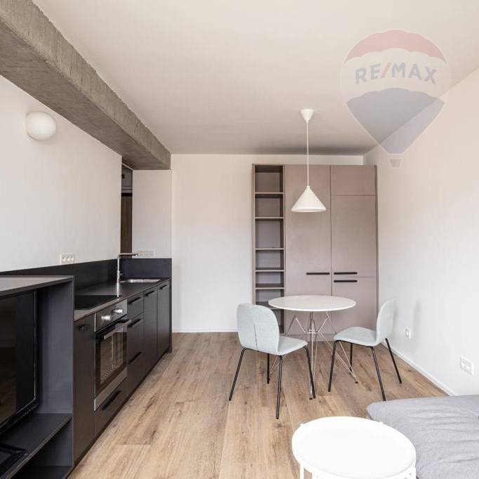 Prenájom - 1,5 izbový byt Bratislava Budyšínska