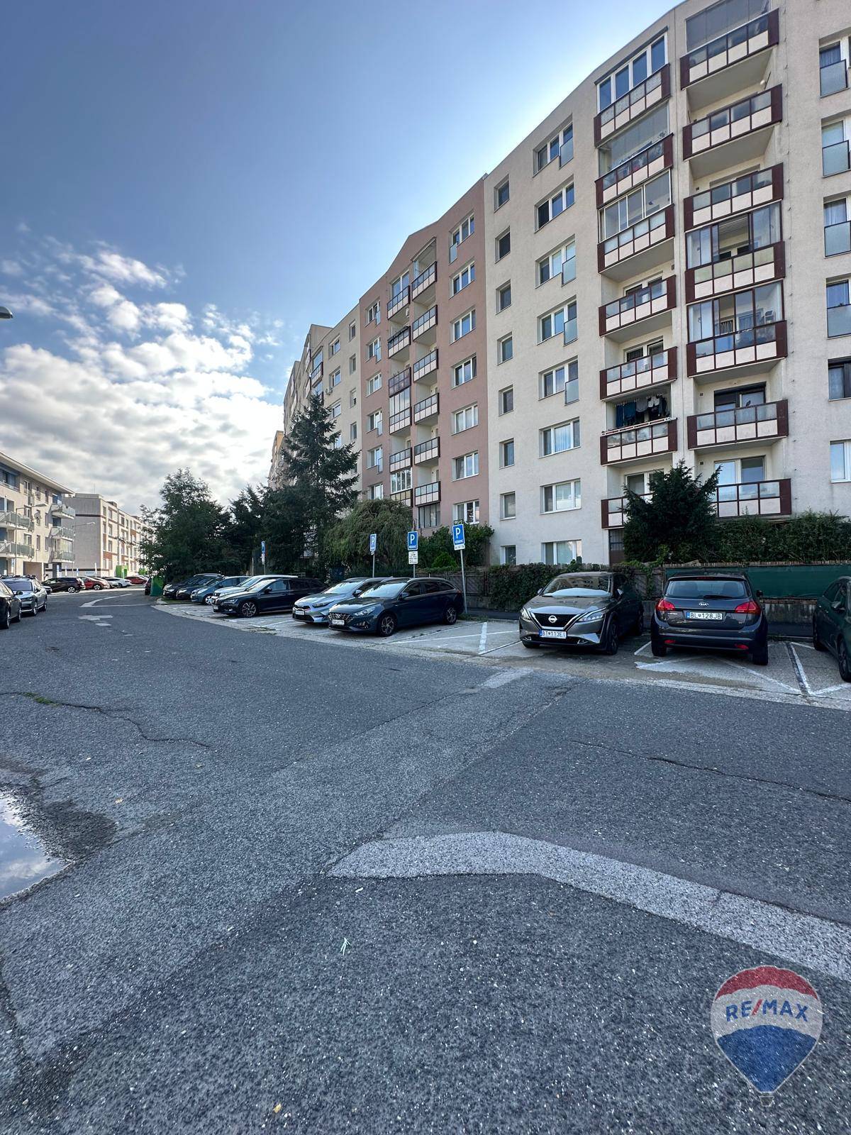 PRIPRAVUJEME na predaj 1-izbový byt 43m2 Bratislava - Karlova Ves