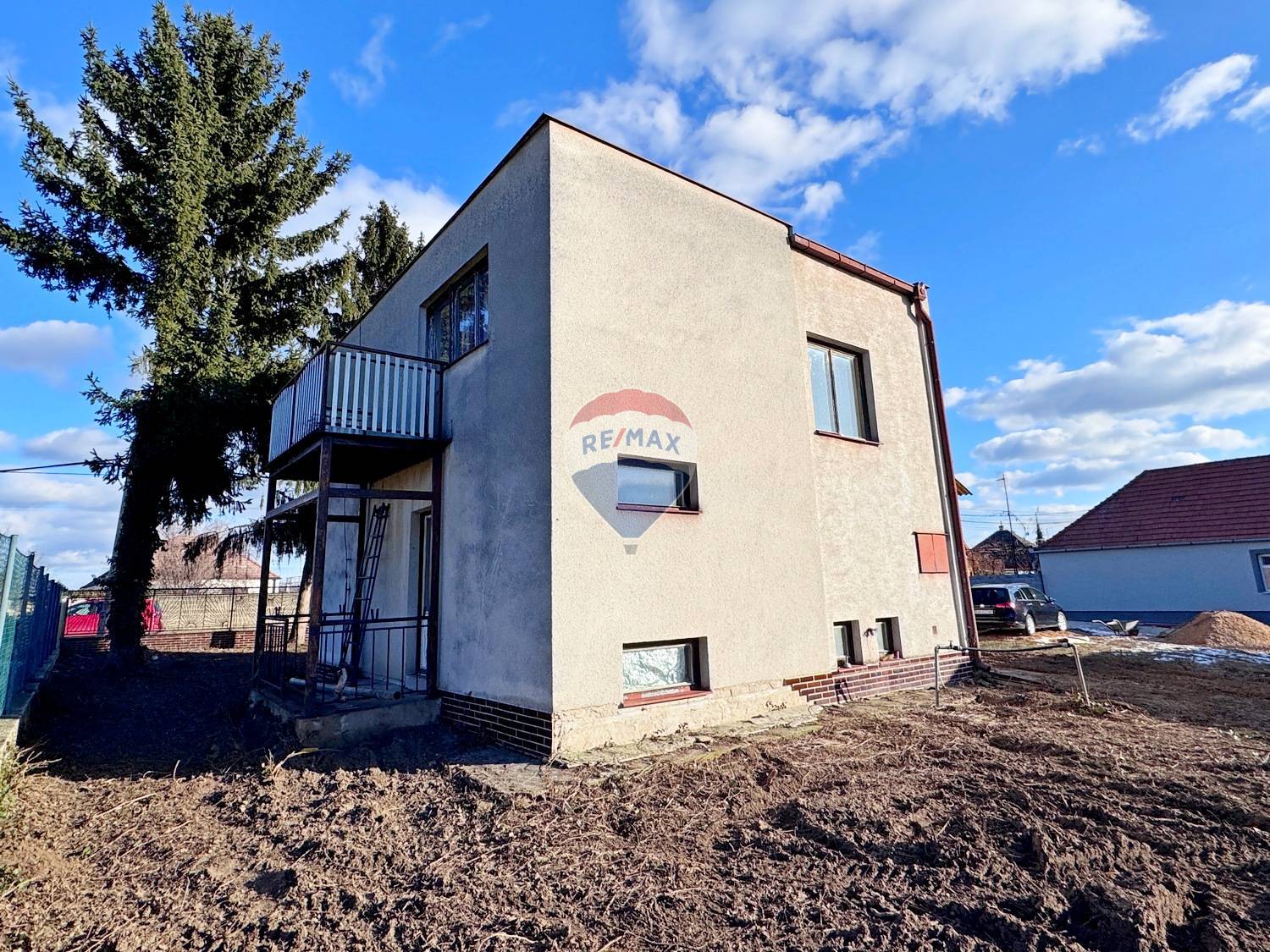 RE/MAX | Rodinný dom s veľkým pozemkom Šoporňa, 3787m2 - vhodný na bývanie aj ako investícia