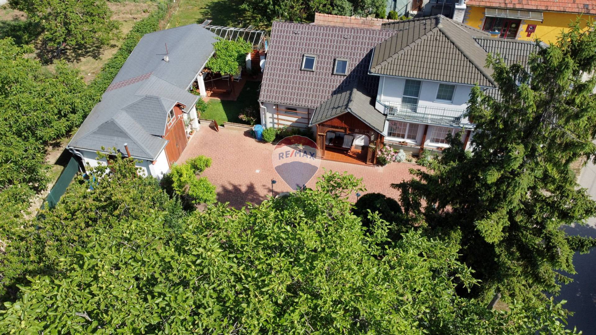 Priestranný štýlový rodinný dom s klenbovou pivnicou, altánkom a garážou v obci Pata
