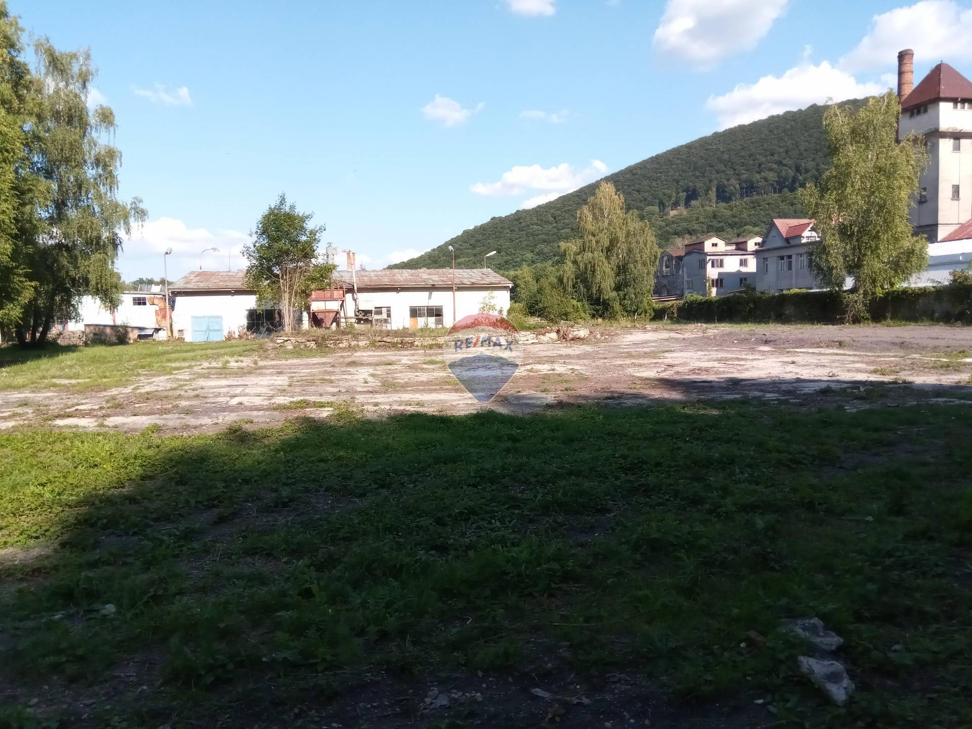 Predaj lukratívneho pozermku v blízkosti premyselného partku v krásnom prostredí Malých Karpát