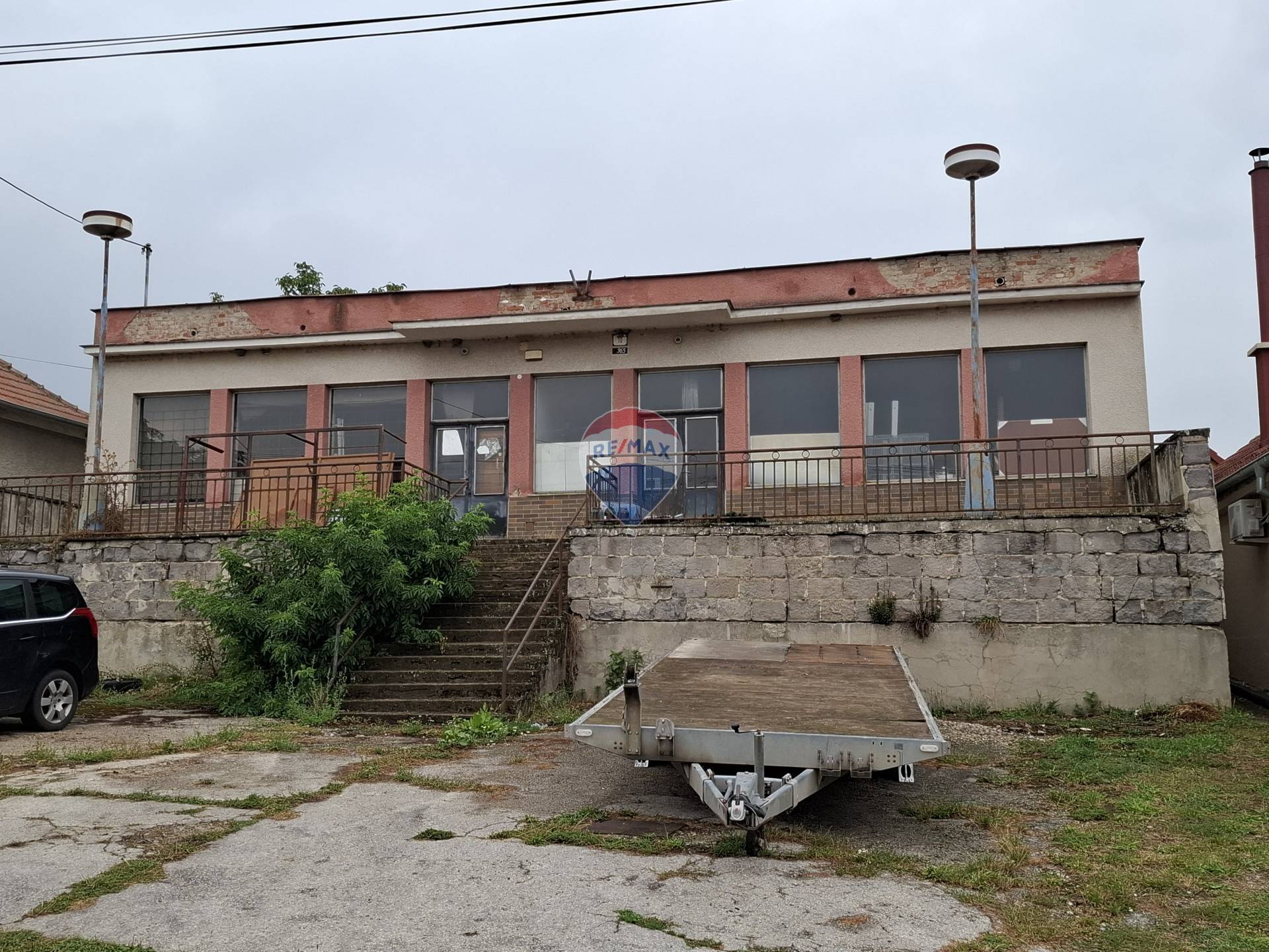 Dom s potenciálom: pivnica, podkrovie, 2 byty a veľká záhrada – Tekoľďany