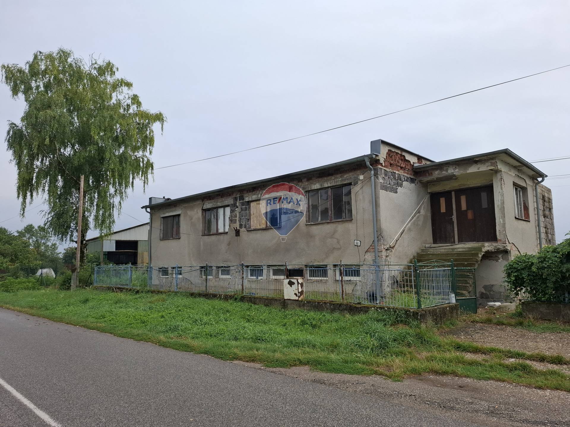 2.	Dom na rekonštrukciu v Merašiciach – veľký pozemok a všetky siete