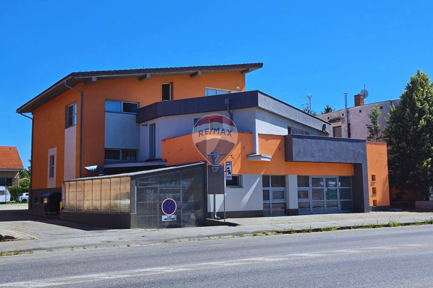 Polyfunkčný objekt vhodný na ubytovacie služby na prenájom Šaľa - Veča