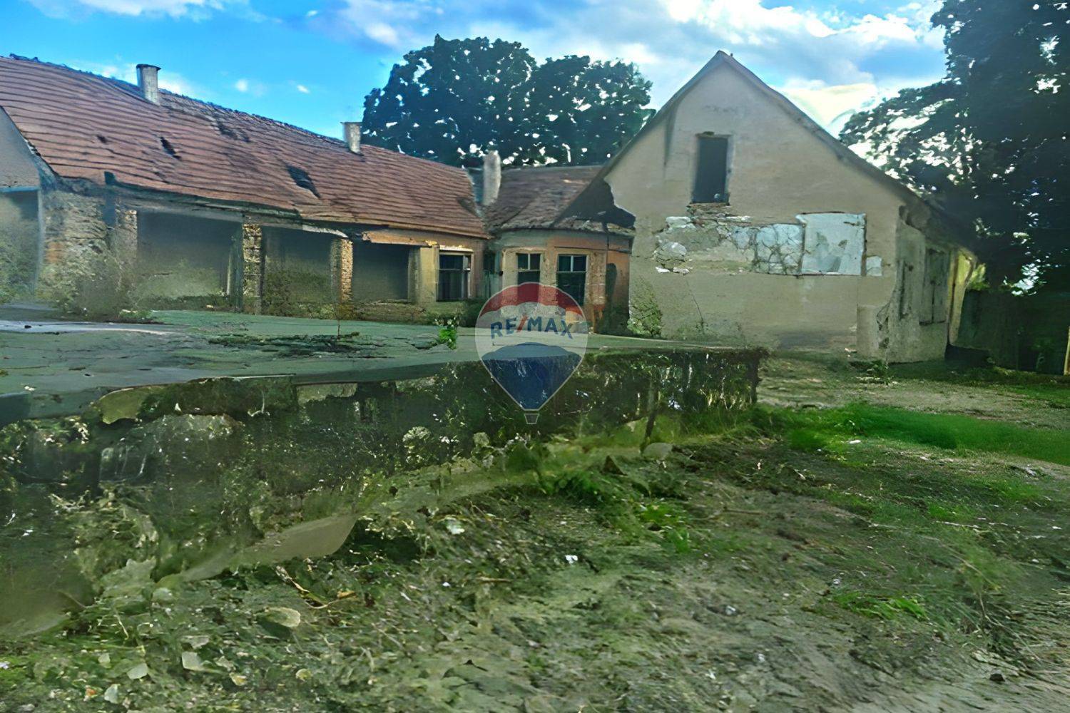 Exkluzívna klasicistická kúria v Jatove – historický objekt s veľkým investičným potenciálom