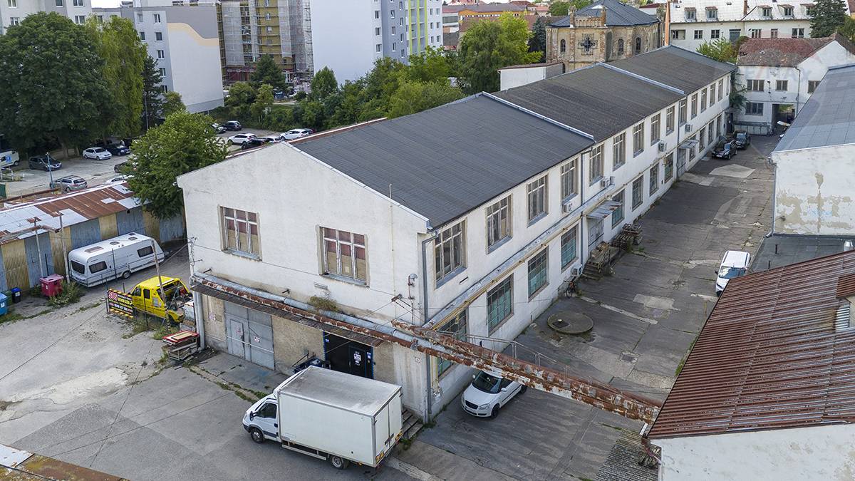 INVESTIČNÁ PRÍLEŽITOSŤ: Polyfunkčný objekt v centre Vrbového – výroba, sklady, bytové jednotky