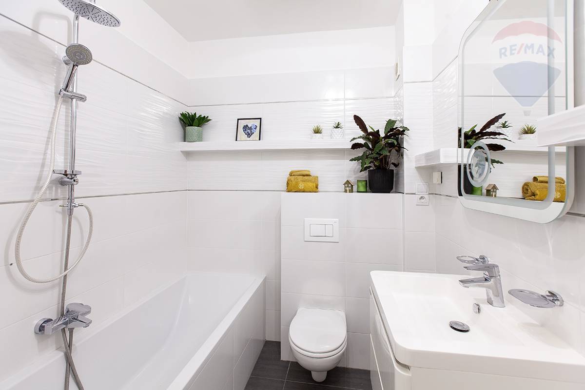 2-izbový byt s dvomi balkónmi, parkovaním a pivnicou – Kaplna (exkluzívne)