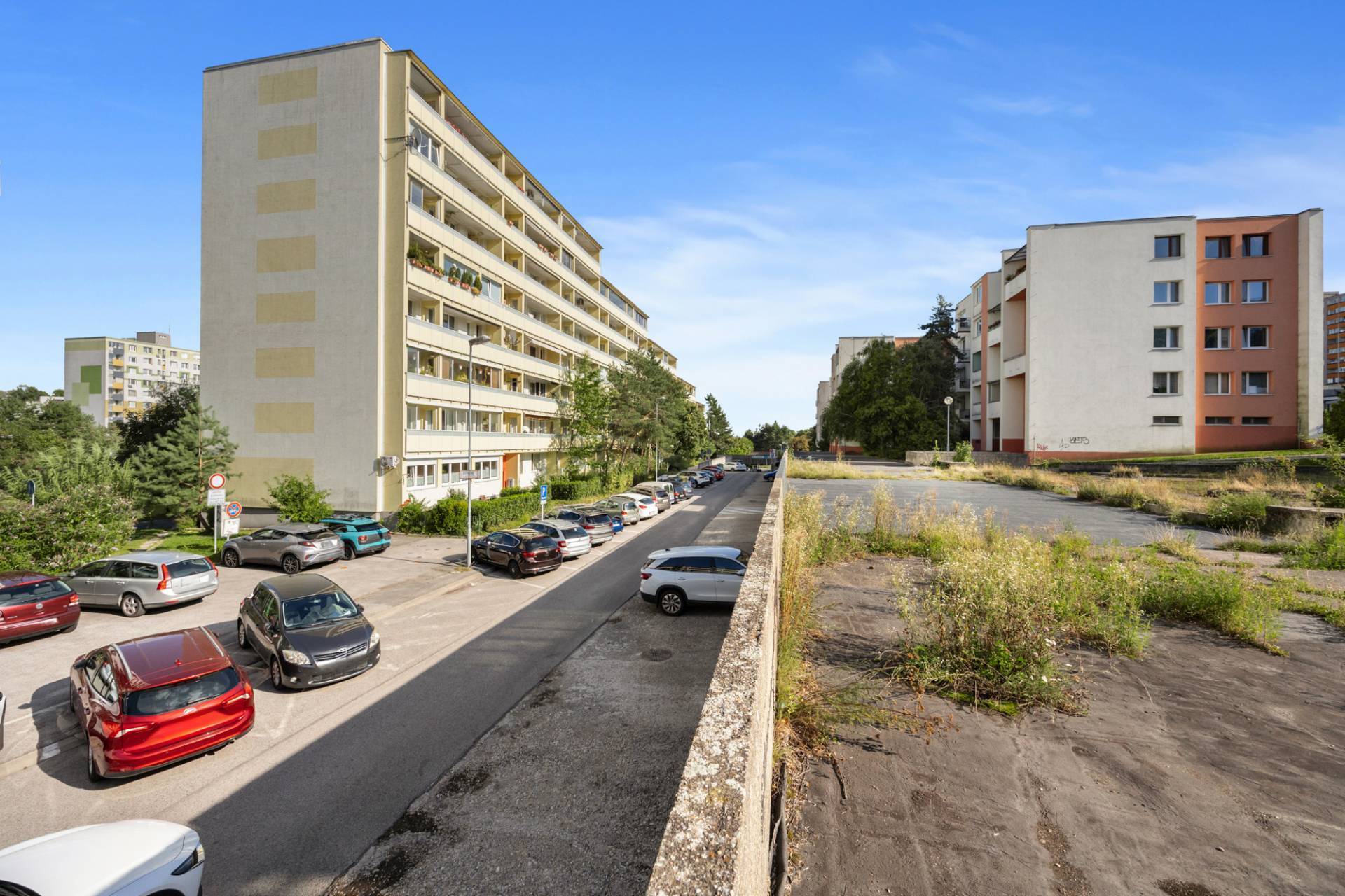 NA PREDAJ: Garáž v Karlovej Vsi, Adámiho ul. 