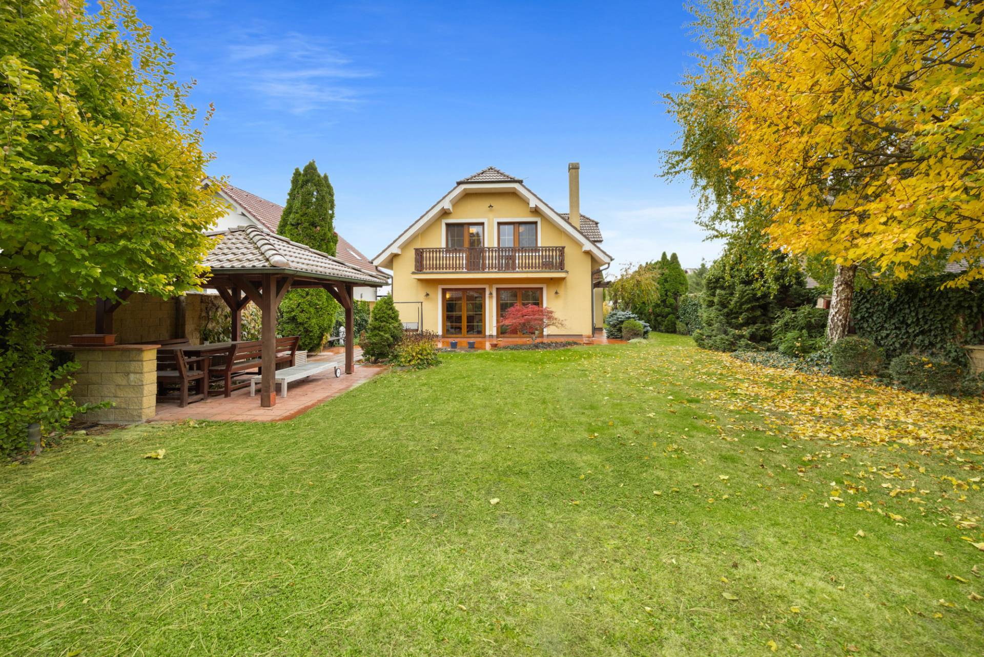 Priestranný 6-izbový rodinný dom s dvojgarážou a krásnou záhradou