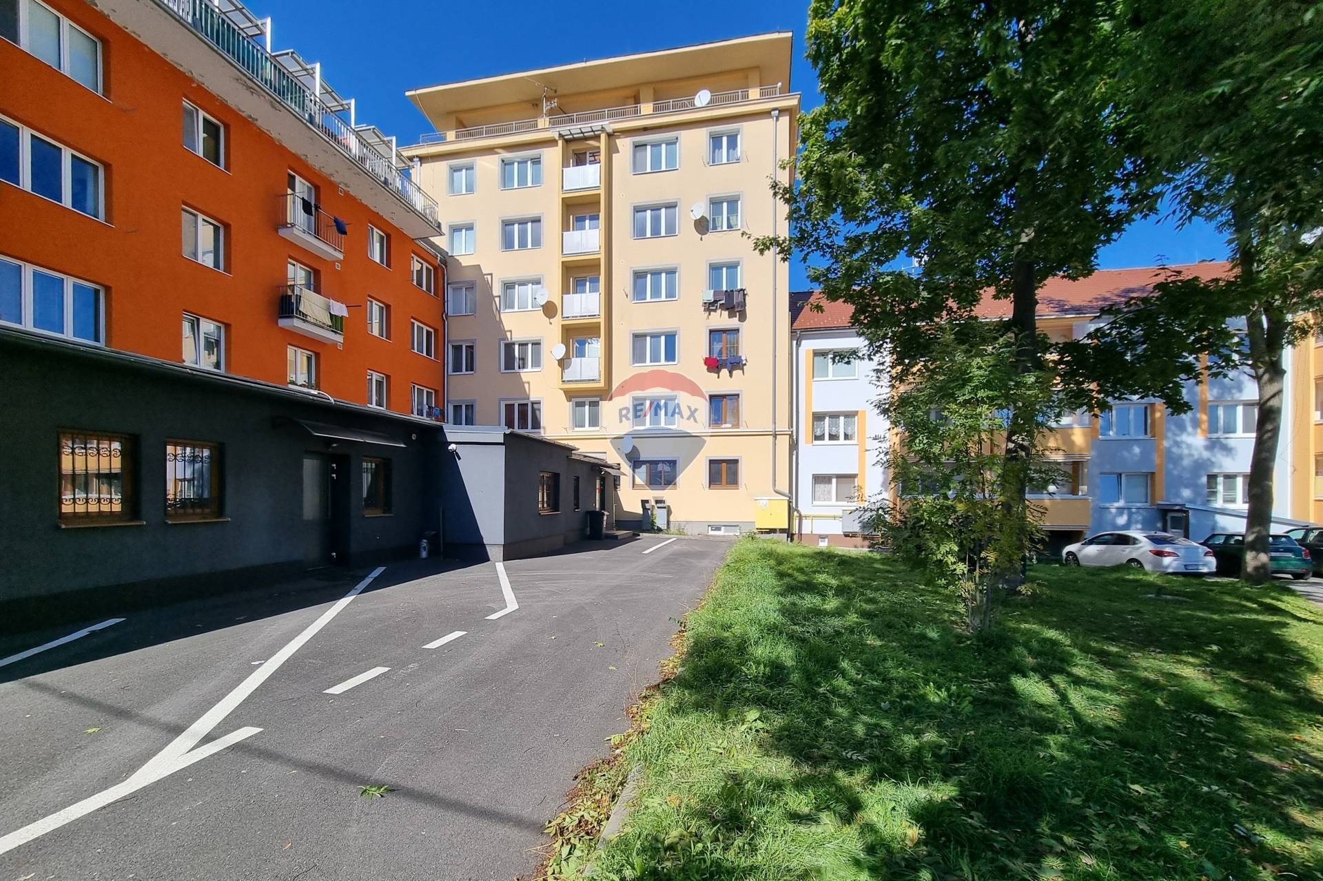 PREDAJ, Slnečný 2-izbový tehlový byt v centre Popradu – ideálna poloha, južná orientácia,