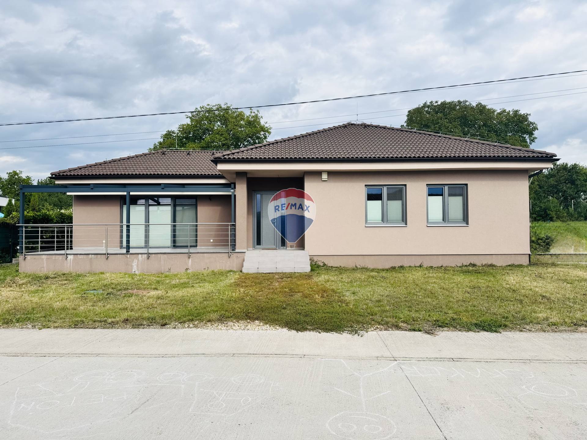  Moderný bungalov v obci Rozhanovce – bývanie bez kompromisov