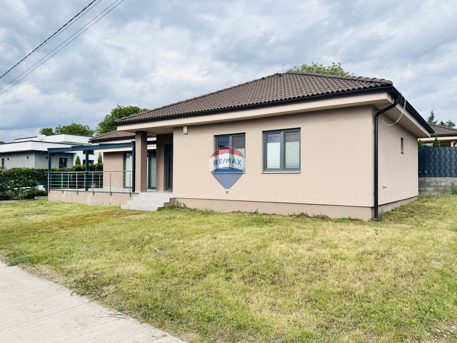  Moderný bungalov v obci Rozhanovce – bývanie bez kompromisov